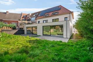 <p><strong>Moderne pastorijwoning te koop in Schilde – stijlvol, energiezuinig en instapklaar</strong></p>
<p>In het charmante en groene Schilde bieden wij u deze <strong>nieuwbouw halfopen woning</strong> aan, met een tijdloze uitstraling in <strong>moderne pastorijstijl</strong>. De woning is ontworpen met oog voor detail, en zachte architecturale elementen zorgen voor een harmonieus geheel dat perfect aansluit op de natuurlijke omgeving.</p>
<p>Deze kwalitatieve woning is <strong>traditioneel gebouwd</strong> met duurzame materialen zoals gebakken kleiproducten en volle betonnen vloerplaten. De <strong>gevelsteen</strong>, een gesmoorde handvorm uit zuiver witbakkende klei, creëert een elegant genuanceerd gevelbeeld. Het dak is afgewerkt met een golvende kleidakpan die doet denken aan de klassieke Pottelbergse oude dakpannen – stijlvol én authentiek.</p>
<p>Binnenin geniet u van <strong>een royale leefruimte met zit-, eet- en keukengedeelte</strong>. Op de eerste én tweede verdieping bevinden zich telkens <strong>twee ruime slaapkamers, een badkamer, een berging en een aparte wc</strong>. De woning beschikt bovendien over een <strong>inpandige garage</strong> met <strong>elektrische sectionaalpoort</strong>.</p>
<p>De ramen zijn vervaardigd uit <strong>hoogwaardige aluminium Reynaers Slimline 38-profielen</strong>, afgewerkt in een elegante zwarte Coatex-kleur. Voor het houtwerk van de kapellen, goten en voordeur werd gekozen voor <strong>duurzaam Padouk</strong>, dat met de tijd een warme vergrijzing krijgt.</p>
<p>Dankzij <strong>doorgedreven isolatie, zonnepanelen en een warmtepomp met vloerverwarming en vloerkoeling</strong> behaalt deze woning een <strong>uitzonderlijk laag energiepeil onder E20</strong>. Hierdoor betaalt de koper bovendien <strong>gedurende 5 jaar geen onroerende voorheffing</strong>.</p>
<p>De woning wordt <strong>volledig afgewerkt tot en met de schilderwerken</strong> en is <strong>instapklaar bij de notariële akte</strong>. In overleg met de koper wordt de afwerking op maat voorzien, begeleid door een persoonlijke projectcoördinator. U kiest zelf de materialen en afwerking die aansluiten bij uw smaak en wensen – voor een thuis die écht de uwe is.</p>