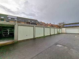 residentie 't Perretje<br />Deze garage is gelegen in het centrum van Assebroek en is afgesloten met een kantelpoort. (wg, vg, gvv, gmo, gvkr)<br /><br />www.desmetpoupeyebrugge.be<br /><br />Voor meer info of een bezoek, contacteer ons 050 47 00 00 of kom langs op ons kantoor te Hoefijzerlaan 1 ('t Zand) Brugge.<br /><br />* box 17<br /><br />- breedte : 2m60<br />- diepte : 5m<br />- hoogte : 2m05<br />* afgesloten met een kantelpoort