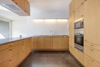 Appartement (133m²) in 'loftstijl' te koop in het hartje van Brussel, naast het kanaal, op wandelafstand van Tour&Taxis/Gare Maritime. Dit appartement bevindt zich op de 1ste verdieping van een kleinschalig appartementsgebouw (bouwjaar 2005). De indeling van het appartement is als volgt: - inkomhal met ingebouwde kasten en veiligheidsdeur- hyper-geïnstalleerde keuken voorzien van al het nodige comfort: oven, microgolfoven, vaatwasmachine, kookvuur, dampkap en geïntegreerde koelkast- lichtrijke woonkamer met betonvloer, gashaard en toegang tot een aangenaam zuid-georiënteerd terras- terras (10m²)- twee slaapkamers (12,7m²) en 16,8m²)- apart toilet- badkamer voorzien van toilet, dubbele wastafel, ligbad en douche- berging met aansluiting voor was -en droogmachineExtra:- grote kelder (6m²) nummer 23 op -2 - staanplaats nummer 25 op -2, verplicht aan te kopen aan 25.000 EUR (niet inbegrepen in de vraagprijs)Vraagprijs: 499.000 + 25.000 EUR (staanplaats)Het appartement beschikt over een geldig EPC-certificaat label E+ waardoor wordt voldaan aan de energetische normen van 2033. Wenst u dit appartement graag te bezichtigen? Doe een aanvraag via onze website www.dewaele.com of contacteer Danielle Kaluza via 0491 27 21 88.