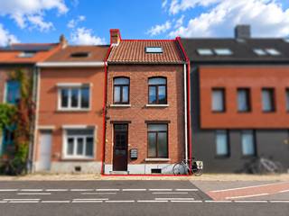 <h3><span>Opbrengsteigendom met 4 studio’s – Heverlee | Sterk rendementspotentieel<br /><br /></span></h3>
<p><span>Interessante </span><strong><span>opbrengsteigendom bestaande uit 4 afzonderlijke studio’s</span></strong><span>, ideaal voor investeerders die op zoek zijn naar een vastgoedbelegging met meerdere verhuureenheden en een aantrekkelijk rendementspotentieel.<br /><br /></span></p>
<p><span>De eigendom is gunstig gelegen in </span><strong><span>Heverlee</span></strong><span>, op korte afstand van het centrum van Leuven, KU Leuven, het station van Heverlee en belangrijke invalswegen. De sterke huurvraag in de regio maakt dit een interessante locatie voor verhuur.<br /><br /></span></p>
<p><span>Bij </span><strong><span>volledige verhuur van de vier studio’s</span></strong><span> bedraagt de potentiële huuropbrengst </span><strong><span>€2.635,41 per maand</span></strong><span>, goed voor een potentiële jaarlijkse huurinkomst van ongeveer </span><strong><span>€31.625</span></strong><span>, exclusief gemeenschappelijke kosten.<br /><br /></span></p>
<p><span>Een bijkomende troef is de </span><strong><span>energiezuinigheid</span></strong><span>: alle studio’s beschikken over een </span><strong><span>EPC-label B</span></strong><span>. Mits plaatsing van zonnepanelen kunnen de studio’s bovendien </span><strong><span>opgewaardeerd worden naar EPC-label A</span></strong><span>, wat de energieprestaties en aantrekkelijkheid van de investering verder versterkt.<br /><br /></span></p>
<p><span>Een interessante opportuniteit voor investeerders die op zoek zijn naar </span><strong><span>meerdere verhuureenheden, een aantrekkelijke potentiële huuropbrengst en verdere mogelijkheden om het rendement en de energieprestaties te optimaliseren</span></strong><span>.<br /><br />Interesse? Neem gerust contact op met Brent via 0485/152.191 voor meer informatie of een bezoek.<br /><br /><br /></span></p>