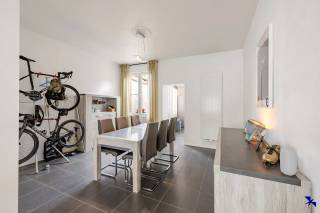 Bienvenue à Willebroek !<br /><br />Cette maison clé en main est située sur un terrain de 233,31 m², à proximité du centre dynamique de Willebroek. Grâce à son emplacement privilégié, vous bénéficiez d'une excellente connexion vers Anvers, Bruxelles et Malines.<br /><br />Avec une surface habitable de 124 m² et 3 chambres, cette maison offre amplement d’espace pour une petite famille. En entrant, vous êtes accueilli dans un hall d’entrée agréable qui donne accès au séjour. Le séjour constitue le cœur de la maison et offre un espace confortable pour un coin salon ainsi qu’une salle à manger complète.<br /><br />La cuisine moderne et fonctionnelle, attenante au séjour, dispose de nombreux rangements et d’un plan de travail spacieux. De grandes fenêtres assurent une belle connexion avec l’extérieur.<br /><br />Le joli jardin constitue une agréable extension du confort de vie et est idéal pour se détendre en plein air.<br /><br />Intéressé ? Contactez notre bureau via info@hiro.be ou au 03 230 00 14 !
