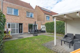 <p><strong>Instapklare gezinswoning met 3 slaapkamers, tuin en garage in rustige wijk te centrum Vosselaar.</strong><br />EPC: B-label | Mogelijkheid tot 4 slaapkamers | Elektriciteit conform<br /><br /><strong>Omschrijving:</strong><br />We betreden deze instapklare woning via de inkomhal, dewelke voorzien is van een gastentoilet. De leefruimte geniet van een prachtige lichtinval en omvat een gezellige woonkamer, eetkamer en open keuken. De keuken is uitgerust met een keramische kookplaat, dampkap, combi-oven, koelkast en dubbele wastafel. Via de schuiframen kan men de aangename tuin met terras betreden.<br /><br />Op de eerste verdieping vinden we 3 volwaardige slaapkamers, een apart toilet en een badkamer met een ligbad en een badkamermeubel met enkele wastafel. Als troef biedt de woning een af te werken zolderverdieping met vaste trap, dewelke gebruikt kan worden als 4de slaapkamer of hobbykamer.<br /><br />Als extra beschikt de woning over een inpandige garage.<br /><br /><strong>Algemeen:</strong><br />- EPC: B-label<br />- Bouwjaar 2004<br />- Automatische garagepoort<br />- Inpandige garage<br />- Topligging nabij centrum Vosselaar</p>