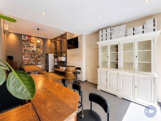 <p><span>Informatie winkelruimte</span></p><p><span>In een rustige, autoluwe en groen aangelegde straat in het hart van Antwerpen bevindt zich deze aangename en polyvalente handelsruimte. De ligging combineert een vlotte bereikbaarheid met een discrete, verzorgde omgeving ideaal voor kleine handelaars, juweliers, conceptstores, praktijkruimtes, showrooms, kantoren of kleinschalige horeca.</span></p><p><span>De ontvangstruimte geniet van hoge plafonds van ca. 3,63 m en veel natuurlijke lichtinval dankzij het grote schuifraam, wat zorgt voor een uitnodigend binnen-buitengevoel. De onderhoudsvriendelijke afwerking met steentapijt maakt de ruimte praktisch in gebruik en eenvoudig te onderhouden. Daarnaast is er een apart bureel van ca. 7 m², ideaal als administratieve ruimte, consultatieruimte, voorraadruimte of privéwerkplek. Ook deze ruimte geniet van natuurlijke lichtinval via een lichtstraat. Verder beschikt het pand over een apart toilet met handenwasser, praktisch voor professioneel gebruik en bezoekers. Het pand maakt deel uit van een verzorgd en kleinschalig appartementsgebouw. De ramen werden reeds vernieuwd, wat bijdraagt aan het comfort en de uitstraling. Extra troef: mogelijkheid tot aankoop van een garagebox aan 50.000 euro, ideaal als opslagruimte, archief of parkeeroplossing. Aankoop onder opschortende voorwaarde van het bekomen van een functiewijziging van garage naar detailhandel/horeca. EPC label C, asbestveilig, elektriciteit niet conform AREI.</span></p><p><span> </span></p><p><span>Indeling</span></p><ul><li><span>Aangename en lichtrijke ontvangstruimte met hoge plafonds van ca. 3,63 m, ideaal als handelsruimte, praktijkruimte, showroom of kantoor. De ruimte is afgewerkt met een onderhoudsvriendelijk steentapijt en geniet dankzij het grote schuifraam van veel natuurlijke lichtinval en een uitnodigend binnen-buitengevoel</span></li><li><span>Apart bureel van ca. 7 m², perfect als administratieve ruimte, consultatieruimte, voorraadruimte of privéwerkplek. Dankzij de lichtstraat geniet ook deze ruimte van een mooie natuurlijke lichtinval</span></li><li><span>Apart toilet met handenwasser in de gang, praktisch voor zowel professioneel gebruik als bezoekers</span></li></ul><p><span> </span></p><p><span>Extra</span></p><ul><li><span>Mogelijkheid tot aankoop van een garagebox aan 50.000 euro, ideaal als extra opslagruimte, archiefruimte of parkeeroplossing</span></li></ul><ul><li><span>De winkelruimte wordt aangekocht onder de opschortende voorwaarde dat er een functiewijziging wordt bekomen van garage naar detailhandel/reca</span></li><li><span>Het betreft een gedeeltelijke overdracht van een optie die de overdrager heeft op het gebouw, waarbij de akte binnen uiterlijk 10 maanden getekend dient te worden en dit op eerste verzoek van de overdrager</span></li><li><span>Aandeel van de koper in de opmaak van de basisakte en indiening van de plannen bij het AAPD: 1.350 euro</span></li></ul><p><span> </span></p><p><span>Algemene Informatie</span></p><ul><li><span>Maandelijkse kosten: geschat op ca. 15 euro (blokpolis en verbruik van de gemeenschappelijke delen)</span></li><li><span>Provisie voor water ca. 20 euro per maand</span></li><li><span>Individuele meter elektriciteit en gas</span></li><li><span>Collectieve meter voor water</span></li></ul><p><span> </span></p><ul><li><span>EPC: label C</span></li><li><span>Elektrische keuring: niet conform AREI</span></li><li><span>Asbestattest: asbestveilig</span></li></ul><p><span>Gebouw</span></p><ul><li><span>Gelegen in een verzorgd en kleinschalig appartementsgebouw, bestaande uit een gelijkvloerse verdieping met winkelruimte en twee garages, en twee bovenliggende verdiepingen met telkens twee appartementen</span></li><li><span>De ramen werden reeds vernieuwd, wat bijdraagt aan het comfort, de energiezuinigheid en de algemene uitstraling van het gebouw</span></li><li><span>Dankzij de kleinschalige setting en de rustige ligging leent het pand zich uitstekend voor zelfstandigen, vrije beroepen of kleine ondernemers die op zoek zijn naar een toegankelijke professionele ruimte in de stad</span></li></ul><p><span> </span></p><p><span>Ligging</span></p><ul><li><span>Gelegen in een rustige, autoluwe en groen aangelegde straat in het centrum van Antwerpen</span></li><li><span>De centrale ligging zorgt voor een uitstekende bereikbaarheid, zowel voor klanten als voor medewerkers. Winkels, horeca, openbaar vervoer, scholen en ontspanningsmogelijkheden bevinden zich op wandelafstand</span></li><li><span>Een interessante locatie voor wie professioneel zichtbaar en vlot bereikbaar wil zijn, maar tegelijk belang hecht aan een rustige en aangename werkomgeving in het hart van de stad</span></li></ul><p><span> </span></p><p><span>*De informatie in deze prospect is ter informatieve titel: de kandidaat-kopers moeten hun eigen zaak maken van het verkrijgen, controleren en interpreteren van deze informatie.</span></p><p><span> </span></p>