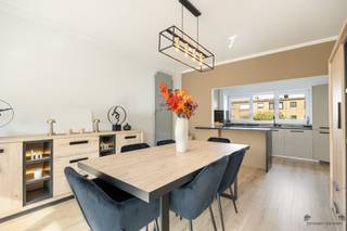 <p><span>Prachtige gezinswoning met moderne afwerking in rustige wijk van Stabroek.</span></p><p><span> </span></p><p><span>De woning wordt te koop aangeboden met een minimum-/instelprijs. Biedingen op of boven de prijs zijn toegelaten.</span></p><p><span> </span></p><p><span>Deze instapklare woning combineert licht, ruimte en hedendaags comfort op een perceel van 192 m². Met een bewoonbare oppervlakte van ca. 165 m² beschikt ze over drie slaapkamers, een moderne badkamer, ruime garage en onderhoudsvriendelijke tuin.</span></p><p><span>De open leefruimte baadt in natuurlijk licht dankzij grote raampartijen en vormt samen met de eetruimte een gezellige, uitnodigende plek. De </span><span>recent vernieuwde keuken</span><span> is een echte blikvanger: strak afgewerkt, voorzien van kwalitatieve toestellen, een centraal eiland en een </span><span>gasvuur met vijf kookzones</span><span> – perfect voor wie graag kookt.</span></p><p><span> </span></p><p><span>Op de begane grond bevindt zich ook een handige bijkeuken/wasruimte met toegang tot buiten. Boven zijn drie volwaardige slaapkamers en een moderne badkamer met alle comfort.</span></p><p><span>Buiten geniet u van een tuin met terras, ideaal voor ontspanning of speelplezier. </span></p><p><span>Een ruime oprit en garage zorgen voor extra gemak.</span></p><p><span> </span></p><p><span>Troeven:</span></p><ul><li><span>Recent vernieuwde keuken met eiland en gasvuur</span></li><li><span>Open, lichtrijke leefruimte</span></li><li><span>Drie slaapkamers, moderne badkamer en apart gastentoilet</span></li><li><span>Ruime garage</span></li><li><span>Onderhoudsvriendelijke tuin</span></li><li><span>Rustige, kindvriendelijke ligging nabij winkels, scholen en openbaar vervoer</span></li><li><span>Gunstig EPC B</span></li></ul><p><span>Met haar recente vernieuwingen, energiezuinige prestaties en evenwichtige woonindeling biedt deze woning een comfortabel en zorgeloos woonverhaal. </span></p><p><span>Een thuis waar kwaliteit en praktisch wonen hand in hand gaan.</span></p>