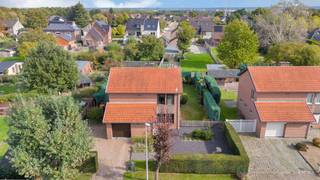 <u><strong>Verzorgde, op te frissen gezinswoning met 4 slaapkamers en gezellige tuin in Gellik, Lanaken!</strong></u><br /><br />Op zoek naar een gezellige gezinswoning waar iedereen zijn eigen plekje heeft? Ontdek deze woning aan de Hoofreen 44 in Gellik!<br />Met maar liefst vier slaapkamers, een inpandige garage en een verzorgde, omheinde tuin biedt deze woning heel wat troeven voor wie comfortabel wil wonen.<br /><br />Gelegen in een aangename woonwijk geniet u hier in een fijne omgeving om thuis te komen.<br />De woning beschikt over een praktische indeling en biedt dankzij de verschillende ruimtes tal van mogelijkheden om er uw eigen thuis van te maken.<br /><br /><strong>Welkom thuis in Gellik</strong><br />De woning is gelegen in een aangename woonwijk in Gellik, een deelgemeente van Lanaken.<br />Een fijne woonomgeving, ideaal voor wie op zoek is naar een goede bereikbaarheid, zowel in België als in Nederland.<br /><br />Dankzij deze ligging combineert u rustig wonen met de nabijheid van tal van voorzieningen, winkels, horecazaken en recreatiemogelijkheden.<br />Ook wie regelmatig de grens oversteekt voor werk, ontspanning of een dagje shoppen, geniet hier van een praktische uitvalsbasis.<br /><br /><strong>Heerlijk wonen, elke dag opnieuw</strong><br />Via de inkomhal, voorzien van een afzonderlijk gastentoilet, komen we terecht in de leefruimte.<br />De woonkamer en eethoek sluiten mooi op elkaar aan en vormen samen een gezellige plek om te ontspannen, te eten en tijd door te brengen met familie en vrienden.<br />Aansluitend bevindt zich de keuken, vanwaar u een aangenaam uitzicht heeft op de tuin.<br /><br />Op de eerste verdieping bevinden zich vier ruime tot comfortabele slaapkamers.<br />Dankzij de oppervlakte van de kamers zijn deze niet alleen geschikt als slaapkamers, maar kunnen ze ook perfect dienstdoen als bureau, dressing of hobbyruimte.<br />De badkamer bevindt zich eveneens op deze verdieping en is voorzien van een bad, lavabo en toilet.<br /><br />Een absolute troef van deze woning is de ruime en verzorgde inpandige garage. Deze is voorzien van een sectionaalpoort en beschikt over een aparte deur die rechtstreeks toegang biedt tot de tuin.<br /><br /><strong>Een verzorgde tuin als verlengstuk van de woning</strong><br />Ook buiten heeft deze woning heel wat te bieden.<br />De verzorgde en volledig omheinde tuin vormt een aangename plek om tot rust te komen, kinderen te laten spelen of op zonnige dagen gezellig buiten te zitten.<br />Het terras biedt ruimte voor een gezellige eethoek of een ontspannen koffiemoment, terwijl het tuinhuis extra mogelijkheden biedt voor het opbergen van tuinmateriaal en andere spullen.<br /><br /><strong>Een fijne basis voor uw nieuwe thuis</strong><br />Met vier ruime slaapkamers, een praktische leefruimte, een inpandige garage en een aangename tuin is dit een interessante gezinswoning in een fijne woonomgeving.<br />Of u nu op zoek bent naar extra ruimte voor uw gezin, een aparte werkplek of kamers die u flexibel kunt invullen: deze woning biedt een mooie basis om uw woonwensen waar te maken.<br /><br /><strong>Belangrijkste troeven</strong>
<ul>
<li>4 volwaardige slaapkamers met tal van mogelijkheden</li>
<li>Ruime inpandige garage met sectionaalpoort</li>
<li>Verzorgde, volledig omheinde tuin met terras en tuinhuis</li>
<li>Rustige ligging in een aangename woonwijk</li>
<li>Gunstige bereikbaarheid richting België en Nederland</li>
</ul>
Interesse om deze woning zelf te ontdekken?<br />Neem gerust contact met ons op via <strong><span>+32 (0)89 23 44 22</span></strong> of mail naar <strong><span>info@immoverslegers.be</span></strong> voor meer informatie of om een bezichtiging in te plannen!