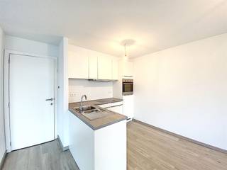 <p><span>ENERGIEZUINIG APP MET 2 SLKS, TERRAS &amp; AUTOSTAANPLAATS</span></p><p><span> </span></p><p><span>In Sint-Niklaas treffen wij residentie 't Fineer aan. Een toplocatie voor wie wil genieten van het leven in hartje Waasland. Wij bevinden ons op enkele minuten van het station, de markt, verschillende scholen, supermarkten, ... Kortom ideaal voor wie optimaal van het stadsleven wil genieten. </span></p><p><span> </span></p><p><span>Toegekomen aan de residentie nemen wij de lift naar de tweede verdieping waar wij dit recent appartement ontdekken. De indeling van het appartement is als volgt: een inkomhal, een afzonderlijk toilet, een leefruimte bestaande uit een zit- en eethoek + een volledig geïnstalleerde keuken. </span></p><p><span>Verder ontdekken wij nog twee slaapkamers, een badkamer en een berging die grenst aan de keuken. <br /></span><span><br /></span><span>Leuk detail is de aanwezigheid van een parkeerplaats. Deze is terug te vinden in de ondergrondse parkeergarage waar wij ook de privatieve kelderberging aantreffen. </span></p><p><span> </span></p><p><span>Nieuwsgierig om dit centraal gelegen appartement te ontdekken? Vraag snel een bezichtiging aan via <span>info@pillar.estate</span></span><span> of 033 695 695.</span></p><p><span><br />Opgelet: Dit pand wordt enkel verhuurd voor korte duur (huurovereenkomst voor 1 jaar). </span></p><p><span>Deze gegevens zijn louter ter informatieve titel. De vermelde oppervlaktes zijn slechts een indicatie. Pillar kan niet verantwoordelijk gesteld worden voor de juistheid van de aan haar verstrekte gegevens. </span></p><p><span> </span></p>