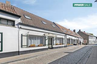 Are you looking for a property that seamlessly combines living and doing business? Then this charming trading house in Lissewege is just the thing for you. Located between fashionable Knokke-Heist and historic Bruges, and with excellent accessibility via the A11, this building is an ideal base for both professional and private use.<br /><br />There is a spacious, bright commercial space at the front of the building — perfect for a store, practice, studio or office. Thanks to its central location in picturesque Lissewege, you can enjoy constant passage and visibility.<br /><br />The living area, separated from the commercial space for optimal privacy, extends over the rear and upper floors of the building. <br /><br />Layout: <br />GLV: <br />- commercial space (+- 50m²) <br />- living area with seating and dining area<br />- kitchen<br />-storeroom<br />-guest toilet<br />- city course<br />1st V:<br />- 3 full bedrooms<br />- bathroom consisting of shower, bath, sink and toilet<br /><br />Are you looking for real estate in Lissewege? <br /><br />For more information or a visit, please contact file manager Arne Vandierendonck at 0493 25 35 85 or knokke@dewaele.com<br /><br />The property is offered through the Power-sale formula. Between 22/08/2026 10:00 and 19/09/2026 16:00, you can come visit the house by appointment and make an offer. The listed price is a starting price. For further information, please contact the property agent.<br /><br />This property is subject to the renovation obligation imposed by the Flemish government for residential buildings (unless demolished within 5 years of purchase). For more information, consult the website of the Flemish Energy and Climate Agency at https://www.vlaanderen.be/een-woning-kopen/renovatieverplichting-voor-residentiele-gebouwen