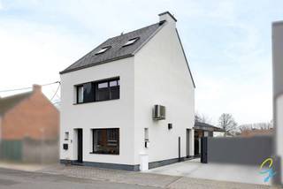 Te koop in Berlare: Ontdek deze volledig gerenoveerde en instapklare woning in Berlare, waar comfort en hedendaags wonen perfect samenkomen.De woning...