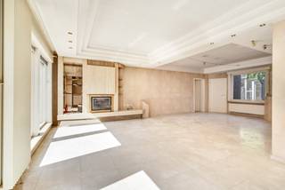 Op zoek naar een ruime woning die u volledig naar eigen smaak kunt renoveren? Deze woning geniet van een gunstige ligging nabij het centrum van Wingene, op korte afstand van alle dagelijkse voorzieningen.<br /><br />De woning beschikt over 4 slaapkamers, waarvan één te bereiken is met een aparte trap. Hierdoor zijn er volop mogelijkheden voor gezinnen of wie extra ruimte wenst voor een bureau, hobbykamer of berging. Verder zijn er reeds 2 badkamers aanwezig en is de zolderverdieping vrij in te richten op verschillende manieren. De ruime woonkamer met aansluitend toegang tot de keuken geniet van veel lichtinval door de vele raampartijen. <br /><br />Een absolute troef is de dubbele inpandige garage, ideaal voor het stallen van meerdere wagens, fietsen en extra materiaal.<br /><br />De woning dient gerenoveerd te worden, maar biedt dankzij de ruime indeling en de centrale ligging een mooie opportuniteit voor wie op zoek is naar een woning met potentieel en deze volledig naar eigen wensen wil moderniseren.<br /><br />Troeven op een rij:<br /><br />4 slaapkamers<br />2 badkamers<br />Lichtrijke woonkamer en keuken<br />Dubbele inpandige garage<br />Volledig naar eigen smaak re renoveren<br />Nabij het centrum van Wingene<br />Dicht bij alle dagelijkse voorzieningen<br /><br />Een ruime woning met veel mogelijkheden op een interessante locatie in Wingene. Zeker een bezoek waard!