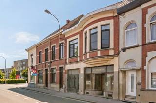 <p><span><strong>Deels gerenoveerd herenhuis met 3 slaapkamers, tuin en garage</strong></span></p><p><span>Op zoek naar een ruime karakterwoning met tal van mogelijkheden? Dit charmante herenhuis uit 1918 combineert authentieke elementen zoals hoge plafonds, originele vloertegels en houten deuren met gezandstraald glas met hedendaags comfort. De voormalige lingeriezaak met grote etalage biedt tal van mogelijkheden als praktijk-, kantoor- of handelsruimte, maar kan ook perfect worden geïntegreerd als extra leefruimte. Technisch werd de woning reeds grotendeels gerenoveerd (geïsoleerd hoofddak, grotendeels dubbele PVC-beglazing en deels vernieuwde elektriciteit).</span></p><p><span><strong>Indeling:</strong> ruime inkomhal met voormalige handelsruimte, lichtrijke leefruimte, eetplaats, keuken, badkamer, wasplaats en bijkeuken. Op de eerste verdieping bevinden zich drie volwaardige slaapkamers en een ingerichte ruimte voor een tweede badkamer. De zolder met vaste trap biedt plaats voor twee extra slaapkamers, een hobbyruimte of een masterverdieping. Verder beschikt de woning over een inpandige garage, kelder en een aangename tuin van ca. 140 m².</span></p><p><span>Ideaal voor gezinnen die ruimte zoeken, zelfstandigen die wonen en werken willen combineren of liefhebbers van karakterwoningen met uitbreidingspotentieel.</span></p><p><span>Te koop via <strong>Immo Beguin</strong>, jouw vastgoedexpert sinds 2009.</span></p><p><span>✉️ </span><span>emmy@immobeguin.be</span><br /><span>📞 +32 486 60 66 00</span></p>