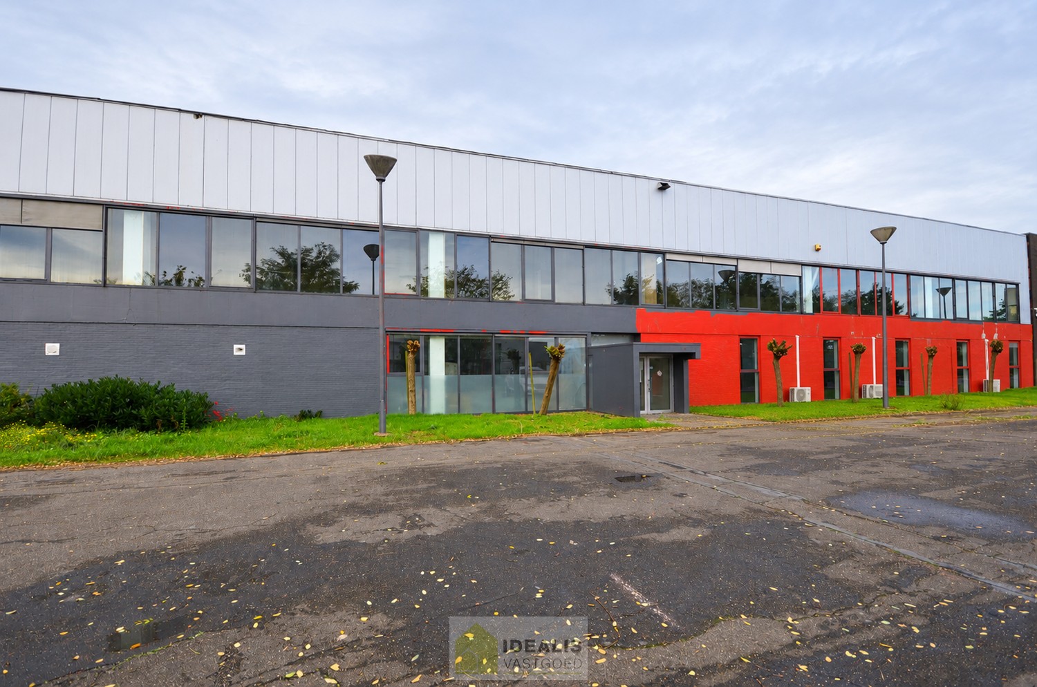 IDEALIS VASTGOED - UITZONDERLIJK RUIME NOG AF TE WERKEN KANTOORRUIMTE VAN MAAR LIEFST 408 M² OP STRATEGISCHE LOCATIE IN INDUSTRIEZONE LANKLAAR MET ZEER RUIME PARKEERGELEGENHEID! – Deze kantoorruimte omvat de volledige eerste verdieping van een bedrijfsgeb - foto 5