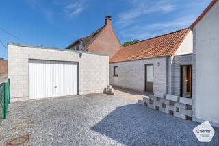 Landelijke woning op topligging in Ruddervoorde met weidse vergezichten. Deze landelijke woning bestaat uit inkom met apart toilet, berging, wasplaats, een aangename leefruimte en een praktische  keuken. Er is een gelijkvloerse slaapkamer/bureau. Op de eerste verdieping zijn er ook nog 3 slaapkamers. Er is tevens een garage met oprit aanwezig. Buiten geniet je van een gezellige tuin waar je in alle privacy kunt ontspannen terwijl je uitkijkt over de omliggende velden. Geniet van elke dag rust, ruimte en een uniek uitzicht over het omliggende landschap in deze charmante landelijke woning te Ruddervoorde. Comfortabel wonen met een onderhoudsvriendelijk perceel.<br /><br /><strong><u>Gelijkvloers:</u></strong>
<ul>
	<li>Inkom met apart toilet;</li>
	<li>Ingerichte keuken;</li>
	<li>Aangename leefruimte;</li>
	<li>Berging;</li>
	<li>Wasplaats;</li>
	<li>Gelijkvloerse slaapkamer/Bureau;</li>
	<li>Garagebox met praktische oprit;</li>
	<li>Leuk tuintje met weinig onderhoud met uniek uitzicht;</li>
</ul>
<strong><u>Eerste verdieping:</u></strong>

<ul>
	<li>3 mooie slaapkamers;</li>
</ul>
<strong><u>Troeven:</u></strong>

<ul>
	<li>Regenwaterput van 5000 liter;</li>
	<li>Unieke ligging;</li>
	<li>Onderhoudsvriendelijk perceel;</li>
	<li>Gezellige tuin met volledige privacy.</li>
</ul>
<br />Voor meer informatie of voor verdere vragen contacteer ons via: <strong>oostkamp@caenen.be</strong><br /><br /> 