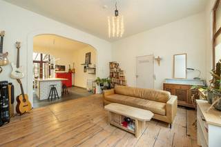 Zoek je een sfeervol appartement in een kleinschalig gebouw waar je zo in kan? Dan zit je hier op het gelijkvloers goed. Denk:...