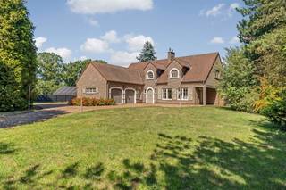 <p><span>Perfect onderhouden woning op prachtig perceel van 1,3 ha.</span></p><p><span> </span></p><p><span>Belangrijkste troeven:</span></p><p><span>- Rustige toch centrale ligging</span></p><p><span>- kwalitatief afgewerkt</span></p><p><span>- Ruime leefruimtes</span></p><p><span>- Volledig onderkelderd</span></p><p><span>- Ruim zicht over het perceel</span></p><p><span>- Grenst tegen de vallei van de zwarte beek</span></p><p><span>- Zeer veel privacy</span></p><p><span> </span></p><p><span>Bekijk zeker ook de grondplannen met de afmetingen. Zo krijgt u van thuis uit al een perfect beeld van wat deze woning te bieden heeft!</span></p><p><span> </span></p><p><span>Wenst u meer info of een vrijblijvende bezichtiging, contacteer dan ons kantoor op het nummer 011 85 15 15 en wij helpen u graag verder.</span></p>