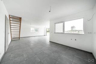 Contact : maxime.vandenabbeele@weinvest.be - 0494 05 23 55. À la recherche d'une maison neuve alliant confort, modernité et performance énergétique ? Dès le hall d'entrée, une habitation lumineuse aux volumes bien pensés vous attend. Le rez-de-chaussée propose un bel espace de vie ouvert réunissant salon, séjour et cuisine, dans une ambiance conviviale. Il dispose aussi d'un WC indépendant, d'un espace polyvalent (bureau, buanderie ou rangement) et d'un garage. À l'étage, trois belles chambres et deux salles d'eau offrent un agencement idéal pour une famille ou toute personne recherchant espace et praticité. Construite selon les standards actuels, cette maison bénéficie d'équipements performants : pompe à chaleur avec chauffage au sol, panneaux photovoltaïques, ventilation double flux et châssis à haut rendement, pour un excellent confort thermique et une maîtrise des  consommations. Déjà construite et prête à l'emploi, elle permet de profiter immédiatement des avantages du neuf, sans les contraintes de travaux. À proximité de Florennes et Philippeville, elle bénéficie d'un cadre calme et verdoyant, idéal pour qui recherche la tranquillité tout en restant proche des commodités. Une maison neuve, moderne et économe, pensée pour le confort et la sérénité au quotidien.<br />PEB A+, électricité conforme. <br />Son prix ? Faire offre à partir de 377.000€.<br />Annonce à titre indicatif et non contractuelle.