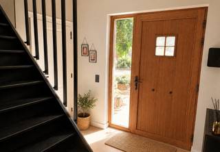 <p>Ruime woning op een perceel van 2.200 m² in Brecht<br />Gsm</p><p>Deze ruime woning is rustig gelegen, iets verder achterin op een perceel van ca. 2.200 m² aan de Schotesteenweg 137 te Brecht.<br />Op het gelijkvloers bevinden zich twee slaapkamers van elk ca. 14 m², een dressing van 9 m², een badkamer met inloopdouche en een grote leefruimte met open keuken. De keuken van DSM is uitgerust met diverse toestellen, waaronder een oven met stoomfunctie en een microgolfoven met ovenfunctie.<br />Op de eerste verdieping bevindt zich een zeer ruime slaapkamer met open badkamer, voorzien van twee lavabo's en een douchecabine. Daarnaast is er extra stockageruimte.<br />De woning beschikt over een veranda, garage en een sauna achteraan in de tuin.<br />Technische troeven:<br />EPC-label C, zonder renovatieverplichting op basis van dit label.<br />Dak volledig gerenoveerd ca. 5 jaar geleden, inclusief dakconstructie, isolatie, nieuwe dakpannen en 2 Velux-ramen.<br />Spouwmuurisolatie en PVC-ramen.<br />8 zonnepanelen.<br />Vernieuwde elektrische installatie.<br />Verwarming op stookolie, met gekeurde stookolieketel.<br />Stookolietank recent gekeurd en goedgekeurd tot 2031.<br />Veranda en garage zijn vergund.<br />Kortom: een ruime woning met drie slaapkamers, twee badkamers en tal van extra troeven, gelegen op een royaal perceel met veel privacy en groen. Een mooie opportuniteit voor wie comfortabel en rustig wil wonen in Brecht</p><p>Gsm</p>