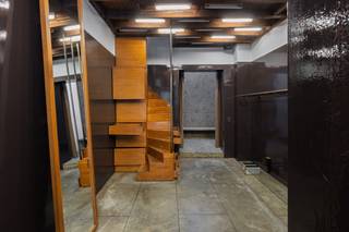 <p>Gelegen in de bruisende Reyndersstraat, een van de meest sfeervolle straten in het historische centrum van Antwerpen, biedt deze authentieke stadswoning een unieke combinatie van charme, karakter en potentieel. Omringd door gerenommeerde restaurants, designboetieks en galerieën geniet je hier van het beste wat de stad te bieden heeft.<br /><br />De woning strekt zich uit over vijf bouwlagen en behoudt tal van authentieke elementen, waaronder houten balkenplafonds, brede plankenvloeren en terracotta tegels. Op het gelijkvloers vormt de sculpturale trap in massief beukenhout een echte blikvanger. De sfeervolle kelder met gewelfd plafond is ideaal als verlengstuk van het gelijkvloers, wijnkelder, hobbyruimte of berging.<br />Het gelijkvloerse niveau leent zich uitstekend tot winkel- of atelierruimte. <br /><br />De eerste verdieping baadt in natuurlijk licht en biedt een veelzijdige ruimte die perfect kan dienen als woonkamer of als verlengstuk van het gelijkvloers. Op de tweede verdieping bevindt zich de gezellige open keuken. De derde verdieping beschikt over een knusse woonkamer met dubbele hoogte onder de originele dakstructuur. Een badkamer met douche. En er is tevens toegang tot de lichte zolderkamer, ideaal als extra slaapkamer of privéruimte.<br /><br />Troeven<br /><span>Toplocatie</span><span> in de Reyndersstraat, tussen horeca en mode<br /></span><span>Authentieke elementen doorheen het hele pand<br /></span><span>Op wandelafstand van de Grote Markt, de Schelde en alle voorzieningen<br /></span><span>Ruim potentieel voor renovatie naar eigen smaak<br /></span><span>Vijf bouwlagen vol karakter en mogelijkheden</span></p>
<p>Deze stadswoning is een zeldzame vondst voor wie droomt van wonen en evt werken in het hart van Antwerpen, omringd door geschiedenis en hedendaags stadsleven.</p>