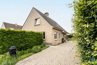 <p>TE KOOP Centraal gelegen OB met 4SLP, tuin en terras</p>
<p>Deze verzorgde open bebouwing uit 1996 is ideaal voor wie op zoek is naar een ruime, instapklare woning zonder renovatieplicht, en dit op een centrale ligging.</p>
<p>Bij het betreden van de woning komt u in een inkomhal met gastentoilet.<br />Aansluitend bevindt zich de gezellige, afgesloten leefruimte die zorgt voor een aangename en huiselijke sfeer.<br />De recent vernieuwde, gesloten keuken is praktisch ingericht en sluit naadloos aan op de ruime garage. Deze biedt niet alleen plaats voor 2 voertuigen, maar ook extra bergruimte.</p>
<p>De 1<sup>ste</sup> verdieping beschikt over 4 volwaardige slaapkamers, bureau en een badkamer, uitgerust met een douche, toilet en dubbele lavabo. Daarnaast is er nog een zolder aanwezig die perfect kan worden omgevormd tot een extra verdieping.</p>
<p>Buiten geniet u van een oprit met plaats voor 3 wagens, een aangename tuin en een terras waar het heerlijk vertoeven is.</p>
<p>Kortom, een ruime en functionele gezinswoning met tal van mogelijkheden, gelegen op een centrale en vlot bereikbare locatie.</p>
<p>Interesse? Boek vandaag nog je bezoek met Kat: 0473/42.76.99.</p>
<p><strong>Vraagprijs: €425.000</strong></p>