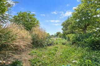 <p>LEUKE op te frissen woning met 3 slaapkamers en TUIN. Indeling: grote inkomhal, lichtrijke leefruimte met zicht op de tuin, open geïnstalleerde keuken en badkamer met bad en toilet. O de eerste verdieping bevinden zich 3 slaapkamers. Verder is er nog een RUIME zolder met vaste trap die kan dienen als vierde slaapkamer. TROEVEN: LEUKE woning met MOOI ZICHT, mogelijkheid tot 4 slaapkamers en parking aanwezig. Bezoek na afspraak: info@immobeguin.be</p>