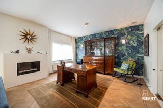 <p><span>Ontdek deze prachtige, energiezuinige villa gelegen in het gegeerde Molenveld op een perceel van 675 m², waar ruimte en comfort centraal staan.</span></p><p><span>De woning beschikt over drie ruime slaapkamers, elk met een eigen ensuite badkamer (waarvan één nog naar eigen smaak af te werken). De master bedroom biedt alle comfort en is voorzien van een stijlvolle, op maat gemaakte dressing.</span></p><p><span>De lichtrijke leefruimte met gezellige gashaard vormt het hart van de woning en sluit naadloos aan op de hoogwaardig afgewerkte keuken, uitgerust met kwaliteitsvolle materialen en toestellen.</span></p><p><span>Buiten geniet u van een prachtig aangelegde tuin van ca. 500 m² – een ideale plek om tot rust te komen of gasten te ontvangen.</span></p><p><span>Extra troeven:</span></p><ul><li><span>Energiezuinig dankzij zonnepanelen</span></li><li><span>Garage met oprit</span></li><li><span>Volledig gerenoveerd in 2016</span></li><li><span>Ingebouwd centraal stofzuigsysteem</span></li><li><span>Ruime berging</span></li><li><span>Airco aanwezig </span></li><li><span>Grote, droge kelder</span></li></ul><p><span>De villa is bovendien uitstekend gelegen nabij scholen, openbaar vervoer, winkels en belangrijke invalswegen.</span></p><p><span>Interesse? Voor meer informatie: info@reant.be of bel 03/283.06.06</span></p><p><span> </span></p><p><span> </span></p>