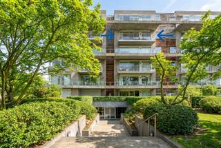 <h3><span>Ruim en energiezuinig appartement met 3 slaapkamers en terras te koop in Berchem</span></h3><p><span>Gelegen in een rustige en groene woonomgeving. Op wandelafstand vindt u het Brilschanspark, scholen, openbaar vervoer en sportcentrum Het Rooi. <br />Dankzij de nabijheid van belangrijke invalswegen geniet u bovendien van een vlotte verbinding naar Antwerpen, Mechelen en Brussel.</span></p><p><span>Met een bewoonbare oppervlakte van maar liefst 130 m² (volgens EPC) bevindt dit appartement zich op de vierde verdieping van een verzorgd gebouw met lift.</span></p><p><span>Indeling:<br /><br /></span></p><ul><li><span>Ruime en lichtrijke leefruimte met parketvloer, ideaal voor het creëren van een gezellige zithoek en eetkamer.</span></li><li><span>Volledig geïnstalleerde keuken voorzien van alle nodige toestellen.</span></li><li><span>Praktische berging aansluitend aan de keuken.</span></li><li><span>Drie volwaardige slaapkamers.</span></li><li><span>Master bedroom met en-suite badkamer uitgerust met een dubbele wastafel, ligbad en toilet.</span></li><li><span>Tweede badkamer.</span></li><li><span>Twee afzonderlijke toiletten.</span></li><li><span>Aangenaam terras.</span></li></ul><p><span>Troeven:</span></p><ul><li><span>EPC-label A: energiezuinig wonen.</span></li><li><span>Individuele verwarming.</span></li><li><span>Mobiscore van 9,5/10.</span></li><li><span>Goed onderhouden gebouw met lift.</span></li><li><span>Rustige en groene ligging nabij alle voorzieningen.</span></li></ul><p><span>Bij het appartement horen twee ondergrondse autostaanplaatsen, verplicht bij aan te kopen aan 28.000 per staanplaats.</span></p><p><span>Interesse in dit ruime appartement te koop in Berchem? Contacteer ons vandaag nog voor meer informatie of een bezoek ter plaatse.</span></p><p><span> </span></p><p><span> </span></p><p><span> </span></p><p><span> </span></p><p><span> </span></p>