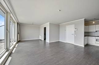 Dit ruim appartement bevindt zich op de derde verdieping van de residentie JOCA in het centrum van Kortrijk.<br />Het appartement omvat inkomhal met toilet en vestiaire, ruime leefruimte met groot zuidgericht terras (10,50m²) en open, ingerichte keuken, wasplaats, slaapkamer met ingemaakte kasten, berging en ingerichte badkamer met ligbad (douche in bad) en lavabomeubel.<br />Raamwerk in aluminium met dubbele beglazing en een recente hoogrendementsketel op aardgas resulteren in een energiezuinig appartement (EPC-score B!). Bovendien is het appartement voorzien van airco.<br />Elektriciteit conform.<br />Ideale ligging nabij openbaar vervoer (bus, station), winkels (supermarkt, apotheek, bakker,...), scholen,... <br />Vlakbij alle verbindingswegen.<br />Kortom een zorgeloos en instapklaar appartement, perfect voor eigen bewoning of als investeringspand voor de verhuur aan een bijzonder scherpe prijs!<br />Bel snel voor een bezoek: Ulrik Willems 0495 93 38 35.
