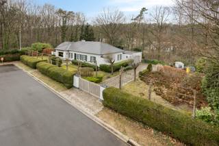 Gerenoveerde prachtige en residentieel gelegen Franse villa op een terrein van +/- 25 are. Rustig en bosrijk gelegen. EPC: 264 kWh/m² - Bouwjaar...