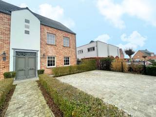 GELIJKVLOERSInkomhal 6,5 m2 op tegel met ingebouwde kasten. Leefruimte 28,5 m2 op tegel. Keuken 31,5 m2 op tegel met kookplaat (gas), ijskast ‘Novy’,...