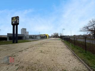 Fenomenaal gelegen opslagplaats en/of showroom met kantoorruimte op een omheind <strong>terrein van 6.613 m²</strong>. Het pand bevindt zich op een <strong>unieke zichtlocatie vlak naast de E40</strong> met onmiddellijke toegang tot de op- en afrit .<br /><br />Het multifunctioneel pand met +/-<strong> 1.665 m² opslagruimte en/of showroom</strong> beschikt over 2 sectionale poorten en een open space met een grote glazen vitrine, wat zorgt voor een fantastische zichtbaarheid langs de E40. Daarnaast is een <strong>kantoorruimte van +/- 110 m²</strong> voorzien op het verdiep. Tevens ruime manoeuvreerruimte en parkeermogelijkheden met aanwezigheid van laadpalen. In combinatie met de ligging is dit dé ideale locatie om uw bedrijf in de kijker te zetten. Onmiddellijk beschikbaar<br /><br />Contacteer PANORAMA B2B voor bijkomende (technische) inlichtingen, plannen of een vrijblijvend plaatsbezoek 09 225 09 09.