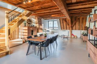 In het centrum van Leuven ontdek je dit bijzonder sfeervolle appartement in een kleinschalig gebouw dat meteen opvalt door zijn rijke geschiedenis...