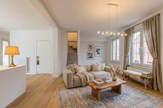 Dit prachtige DUPLEX appartement is gelegen in een gebouw met 3 appartementen in centrum Lier . Het is volledig gerenoveerd in 2025 en ligt op de tweede verdieping. De bewoonbare oppervlakte van de duplex is 101 vierkante meter. De living is een L vorm en beslaat de volledige oppervlakte van het tweede verdiep . De open maatwerkkeuken met eiland en alle toestellen heeft ruimte gelaten voor maximaal kookgenot. Verder heeft het duplex appartement op de bovenste verdieping 2 @ 3 slaapkamers . Het appartement beschikt over 1 badkamer ( met douche en lavabo) die ook volledig gerenoveerd is. De aansluiting voor wasmachine/droogkast is ook voorzien. Er is een apart toilet . Er is doorlopend parket, wat een warm gevoel geeft. Het terras is inpandig en ligt aangrenzend aan de living. Eventueel kan er een uitbreiding van het terras voorzien worden op het platte dak van niveau 1.<br /><br />Het appartement heeft een EPC-waarde van 149 en heeft hiermee energielabel B. Dit betekent dat het appartement zeer energiezuinig is en zorgt voor lage energiekosten. De verwarming is een CV ketel op gas. <br /><br />De ligging van het appartement is ook TOP gelegen met winkels, scholen en openbaar vervoer op korte afstand. Er ook voldoende parkeergelegenheid (met vergunning) in de buurt. De straat loopt dood op de Grote Markt. Er is een gemeenschappelijke fietsenberging in het gebouw.