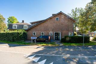 <p><span>In het centrum van Vinderhoute bevindt zich deze charmante vrijstaande woning, die in 2022 mooi en smaakvol werd gerenoveerd. <br /><br />De woning is netjes afgewerkt, instapklaar en vormt een ideale thuis voor starters, jonge gezinnen of wie op zoek is naar een gezellige woning op een centrale locatie.</span></p>
<p><span>Binnen geniet je van een aangename en sfeervolle inrichting met een praktische indeling. <br /><br />De woning beschikt over twee slaapkamers en biedt het nodige hedendaagse wooncomfort.</span></p>
<p><span>Rondom de woning bevindt zich een compacte maar gezellige tuin, waardoor je op verschillende plaatsen van de buitenruimte kunt genieten. </span></p>
<p><span>Met een gunstig EPC C zijn er bovendien geen energetische renovatieverplichtingen. <br /><br />De ligging is bijzonder praktisch: recht tegenover de school, in het hart van Vinderhoute en met een vlotte verbinding naar de belangrijkste invalswegen en Gent.</span></p>
<p><span>Een charmante, instapklare woning op een leuke locatie waar gezelligheid en praktisch wonen mooi samenkomen.</span></p>
<p><span>Interesse? Bel Top Vastgoed voor een bezoek op 0475 700 700.</span></p>