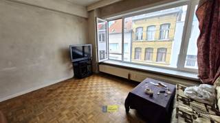 Deze studio is gelegen op de derde verdieping vooraan van een appartementsgebouw.We komen het appartement binnen in een inkomhal met berging en...