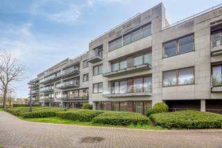 <span><span>Op zoek naar een <strong>centraal gelegen appartement met alle comfort</strong> binnen handbereik? Dit comfortabel en lichtrijke appartement, gelegen in residentie 'Parkzicht’, meet een bruikbare vloeroppervlakte van <strong>121 m² </strong>en biedt de perfecte combinatie van ruimte, ligging en functionaliteit.<br />Aan de overkant ligt het stadspark dat zich uitstrekt over meer dan 4 hectare, van het bruisende stadscentrum tot aan het sportcomplex Schiervelde. Het is de perfecte plek om even te ontsnappen aan de hectiek van de stad.<br /><br />Gelegen op een <strong>boogscheut van de Grote Markt</strong>. Met winkels, scholen en openbaar vervoer vlakbij, geniet je hier van een uitstekende bereikbaarheid en een bruisende omgeving.<br /><br /><u><strong>Indeling & troeven:</strong></u></span></span>
<ul>
<li><span><span>Ruime en lichte leefruimte;</span></span></li>
<li><span><span>Mooie afwerking;</span></span></li>
<li><span><span>Volledig uitgeruste keuken;</span></span></li>
<li><span><span><strong>EPC C</strong>;</span></span></li>
<li><span><span><strong>2 ruime slaapkamers met afzonderlijke badkamers</strong>;</span></span>
<ul>
<li><span><span>Badkamer met ligbad en toilet;</span></span></li>
<li><span><span>Badkamer met douche.</span></span></li>
</ul>
</li>
<li><span><span>Praktische wasruimte en aparte berging;</span></span></li>
<li><span><span>Gastentoilet;</span></span></li>
<li><span><span><strong>2 ruime afzonderlijke ondergrondse bergingen</strong>;</span></span></li>
<li><strong><span><span>Garage</span></span></strong><span><span>;</span></span></li>
<li><strong><span><span>Nieuwe condensatieketel oktober 2025</span></span></strong><span><span>;</span></span></li>
<li><strong><span><span>Zuidgericht terras van 24 m²</span></span></strong><span><span>.</span></span></li>
</ul>
<br /><span><span>Interesse? Dit is een unieke kans om luxueus en zorgeloos te wonen op een topligging!<br /><br />Maak nu uw afspraak op het nummer 051/50 11 51 of mail naar info@diksimmo.be en ontdek uw nieuwe thuis in hartje Roeselare.</span></span>