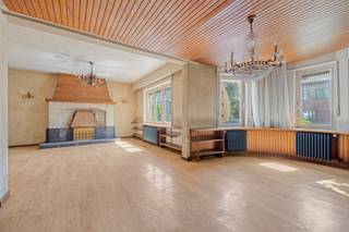 Statige villa op een prachtig perceel van 14are 57ca, inclusief aangrenzende bouwgrond van maar liefst 21are. Deze karaktervolle eigendom biedt enorm veel potentieel voor wie op zoek is naar ruimte, charme en tal van mogelijkheden.
De woning is vlot bereikbaar en bevindt zich in de nabijheid van scholen, winkels/warenhuizen, openbaar vervoer/station en op-en afrittencomplex E40.
We betreden de woning via de inkomhal, aansluitend vinden we een gezellige leefruimte met open haard. Op de gelijkvloerse verdieping bevinden zich 2 aparte ruimtes die perfect kunnen dienen als slaapkamer, bureau of hobbyruimte. Achteraan de woning treffen we de lichtrijke leefkeuken, een aparte toilet en een cv-ruimte dewelke extra opbergmogelijkheden biedt.
De eerste verdieping omvat een nachthal, drie volwaardige slaapkamers waarvan 1 met terras en een ruime badkamer. Via een vaste trap bereikt u de zolderverdieping met uitbreidingspotentieel.
Daarnaast beschikt de woning over een kelder van 90m² met vier aparte ruimtes, ideaal als opslagruimte, wijnkelder,...
Buiten geniet u van een prachtige tuin, een garage voor twee wagens én parkeermogelijkheid voor vier auto’s.
Dankzij het aangrenzende perceel bouwgrond biedt deze eigendom niet alleen een ideale woonomgeving, maar ook interessante investerings- of uitbreidingsmogelijkheden. Een unieke opportuniteit voor wie op zoek is naar ruimte en potentieel op een toplocatie.
Voor meer info of een bezoek? eva@immoaccenta.be - 0476/56.13.82