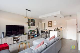 <p><span>Dit gelijkvloers appartement is gelegen in een rustige woonomgeving in Vilvoorde, met een vlotte verbinding naar de Ring en in de nabijheid van winkels, openbaar vervoer en andere voorzieningen. Het gebouw werd opgericht in 2016 en voldoet aan alle hedendaagse normen. Bovendien beschikt het appartement over een gunstig EPC-attest met label B. Bij het betreden van het appartement komt u binnen in een inkomhal met ingebouwde kasten. De lichtrijke leefruimte sluit naadloos aan op de volledig uitgeruste open keuken en biedt toegang tot een praktische berging. Vanuit de leefruimte bereikt u het aangename terras met tuin, ideaal om van de buitenruimte te genieten. Het appartement beschikt over een bureauruimte, die eveneens kan dienen als dressing of logeerkamer, een volwaardige slaapkamer, een badkamer en een apart toilet. Daarnaast zijn een privatieve kelderberging en een autostaanplaats met laadpaal inbegrepen. Dankzij de volledig gelijkvloerse toegang is het appartement bijzonder comfortabel en toegankelijk. Gemeenschappelijke lasten: €75 / maand.</span></p>