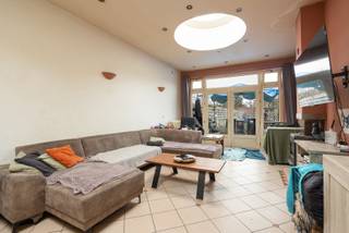 Gezellige stadswoning in het centrum van Mol op perceel van 290 m².<br /><br />Op zoek naar een charmante woning op een topligging? Deze gezellige stadswoning, gelegen in het hart van Mol, biedt comfort, ruimte en een mooie perceeloppervlakte van maar liefst 290 m².<br /><br />Bij het binnenkomen kom je terecht in een aangename en lichtrijke living met open keuken. De open indeling zorgt voor een ruimtelijk gevoel en maakt het de ideale plek om gezellig samen te zijn met familie en vrienden.<br /><br />De woning beschikt over drie slaapkamers, perfect voor een gezin, hobbyruimte of thuisbureau. De badkamer is uitgerust met een ligbad, ideaal om na een drukke dag heerlijk te ontspannen.<br /><br />Buiten geniet je van een aangename tuin waar je in alle rust kan vertoeven, midden in het centrum en toch met voldoende privacy.<br /><br />Troeven van deze woning:<br /><br />Centrale ligging in Mol<br /><br />Perceel van 290 m²<br /><br />Gezellige living met open keuken<br /><br />3 slaapkamers<br /><br />Badkamer met ligbad<br /><br />Aangename tuin<br /><br />Deze woning is ideaal voor starters, gezinnen of investeerders die op zoek zijn naar een goed gelegen eigendom met potentieel.<br /><br />Belangrijk:<br />Deze woning is onderworpen aan de renovatieverplichting van de Vlaamse overheid voor residentiële gebouwen (tenzij sloop binnen 5 jaar). Raadpleeg alle info via:<br />🔗 www.vlaanderen.be/renovatieverplichting<br /><br />Interesse? Contacteer ons vandaag nog voor een bezoek en ontdek zelf de charme van deze stadswoning!