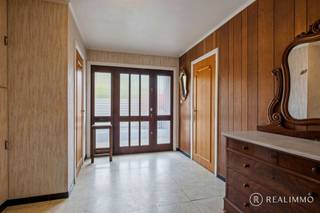 Deze stevige eengezinswoning is ideaal gelegen in het centrum van Zwevegem, op wandelafstand van winkels, scholen en openbaar vervoer.De woning biedt...