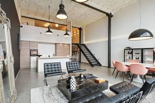 Op een unieke en karaktervolle locatie in Avelgem, op de iconische site van “De Groote Fabrieke”, bevindt zich deze <strong>volledige afgewerkte en kwalitatief afgewerkte loft </strong>van maar liefst<strong> 179 m²</strong>. Hier komen ruimte, licht en authenticiteit samen in een bijzonder woonconcept. Het pand is momenteel gekend als handelsruimte en biedt hierdoor ook interessante mogelijkheden voor een professionele invulling of vrij beroep.<br /><br /><u><strong>Indeling</strong></u><br />Via de ruime inkomhal kom je in de leefruimte met volledig geïnstalleerde en ongebruikte keuken terecht. <strong>Verder is er op dezelfde verdieping één ruime slaapkamer met badkamer (lavabo en douche)</strong>, ruime berging en apart toilet aanwezig.<br /><strong>Op de mezzanineverdieping bevinden zich een ruime bureelruimte, twee ruime slaapkamers en een tweede badkamer</strong>. Deze is uitgerust met een ligbad, dubbele wastafel en toilet. <br />De loft beschikt verder over een alarmsysteem. Bij de loft bestaat de mogelijkheid om<strong> twee ondergrondse staanplaatsen </strong>en een zeer ruime, afgesloten berging aan te kopen.<br /> Dankzij de hoge plafonds en grote raampartijen geniet de loft van een overvloed aan natuurlijk licht en een sterk gevoel van ruimte.<br /><br /><u><strong>Troeven</strong></u>
<ul>
<li>Loft van 179 m²</li>
<li>Unieke en authentieke locatie</li>
<li>Ruime en lichtrijke leefruimte</li>
<li>3 slaapkamers en 2 badkamers</li>
<li>2 ondergrondse staanplaatsen en berging mogelijk</li>
</ul>
<u><strong>Interesse in deze bijzondere loft?</strong></u><br />Voor meer informatie of een bezichtiging, contacteer REALIMMO via 0478 50 58 91 of nicolas@real-immo.be.