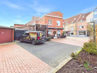 Pal in het centrum van Herk-de-Stad vinden we dit gerenoveerde gebouw terug met een gelijkvloerse handelszaak en bovengelegen appartement.Dankzij de...