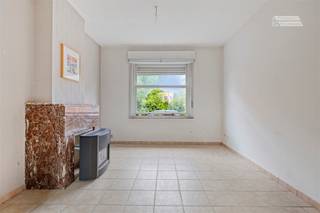 <p><span>Rustig gelegen woning met 2 slaapkamers en tal van mogelijkheden in Kessel-Lo!</span></p><p><span> </span></p><p><span>Bent u op zoek naar een woning die rustig gelegen is, maar toch een vlotte bereikbaarheid en een groene omgeving biedt? Dan is deze woning in Kessel-Lo zeker een bezoek waard.</span></p><p><span> </span></p><p><span>De woning is gelegen in een rustige straat en geniet van een aangename, groene omgeving. Tegelijkertijd bevinden verschillende voorzieningen, winkels, scholen en verbindingswegen zich op korte afstand, waardoor u kunt genieten van een rustige woonomgeving.</span></p><p><span> </span></p><p><span>Een bijzonder pluspunt is de </span><span>mogelijkheid tot toegang aan zowel de voor- als achterzijde van de woning</span><span>, wat extra flexibiliteit biedt naar gebruik en inrichting.</span></p><p><span> </span></p><p><span>De woning biedt de ideale basis voor wie op zoek is naar een renovatieproject met potentieel en de woning volledig wil aanpassen aan de eigen wensen en levensstijl.</span></p><p><span>Troeven:</span></p><ul><li><span>Rustige ligging in Kessel-Lo</span></li><li><span>Groene en aangename omgeving</span></li><li><span>2 slaapkamers</span></li><li><span>Gesloten bebouwing</span></li><li><span>Mogelijkheid tot toegang langs de voor- en achterzijde</span></li><li><span>Interessant als eigen woning of investering</span></li><li><span>Volledig naar eigen smaak in te richten</span></li></ul><p><span> </span></p><p><span> </span></p><p><span>Interesse? Neem dan supersnel contact op voor een persoonlijke rondleiding.</span></p><p><span><br /> </span></p><p><span> </span></p><p><span> </span></p><p><span> </span></p>