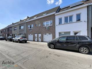 Te huur: instapklare stadswoning met inpandige garage<br /><br />De woning heeft de volgende indeling:<br />Gelijkvloers: inkomhal, inpandige garage, badkamer en berging. <br />Eerste verdieping: nachthal, eet-en leefruimte met open keuken en terras<br />Tweede verdieping: 2 volwaardige slaapkamers<br /><br />Achteraan de woning is er nog een aangenaam terras. <br /><br />EPC: B<br /><br />Interesse? Contacteer ons per mail: tom@aclea.be
