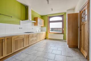 <p>Deze instapklare woning met 4 kamers en tuin ligt op fietsafstand van het centrum van Leuven en biedt een mooie combinatie van karakter, comfort en mogelijkheden. Dankzij de vier kamers en de aangename buitenruimte is dit een woning die zich flexibel laat aanpassen aan verschillende woonwensen.</p><p>Binnen word je verwelkomd door een karaktervolle en huiselijke sfeer. De woning is instapklaar en beschikt over verschillende ruimtes die je volledig naar eigen behoefte kan inrichten. De vier kamers bieden tal van mogelijkheden en kunnen bijvoorbeeld gebruikt worden als slaapruimte, bureau, hobbykamer of logeerkamer.</p><p>Ook buiten is het aangenaam vertoeven. De tuin vormt een fijne plek om tot rust te komen, gezellig buiten te eten of gewoon van het groen te genieten. Een bijzonder praktische troef is de Delhaize die zich achter de woning bevindt. Hier kan je vrij parkeren en vervolgens via de tuin rechtstreeks toegang krijgen tot de woning. Dat maakt thuiskomen met boodschappen of parkeren in de buurt extra gemakkelijk.</p><p>De ligging vormt bovendien een belangrijke troef. Je woont op fietsafstand van het centrum van Leuven en hebt daardoor winkels, horeca, scholen en andere voorzieningen vlot binnen bereik. Zo combineer je de nabijheid van de stad met het comfort van een eigen tuin en een aangename woonomgeving.</p><p>Heb je interesse en wil je deze woning als een van de eersten ontdekken? De verkoop start met een exclusieve Avant-Première op 28 en 29 augustus. Plan je bezoek via de paarse knop ‘Afspraak maken’ op onze website. De biedingstermijn loopt tot en met 31 augustus om 21.00 uur. Je vindt het Avant-Première-reglement onder downloads.</p>