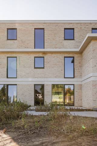 Rustig en energiezuinig wonen in een kindvriendelijke buurt net buiten centrum Aalst? Dan is deze moderne woning met 4 slaapkamers iets voor jou.<br /><br />Ideaal gelegen in het nieuwbouwproject ‘Bosveld’, in een residentiële en groene omgeving, dicht bij alle voorzieningen. <br /><br />Deze ruime gezinswoning kijkt uit op een mooie parktuin en is bijzonder functioneel ingedeeld. Zithoek, eetkamer en keuken vormen een mooi geheel dat optimaal in verbinding staat met de zuid gerichte tuin en het terras.<br /><br />Op de verdiepingen hebben we vier slaapkamers, twee badkamers, twee bergingen en een apart toilet. Bij de woning hoort ook een buitenberging, een autostaanplaats en een fietsenberging.<br /><br />Een geothermische warmtepomp, vloerverwarming, zonnepanelen en een ventilatiesysteem met warmterecuperatie zijn standaard voorzien en dat is goed nieuws voor jouw energiefactuur.<br /><br />Danneels realiseert deze woning sleutel-op-de-deur voor jou met een vaste totaalprijs en oplevertermijn.