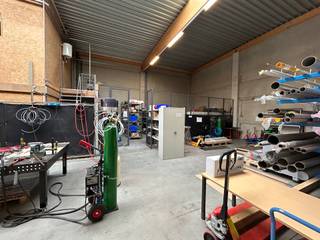 <p>Dit veelzijdige KMO-gebouw biedt een totale oppervlakte van 359m² voor het magazijn, dat toegankelijk is via een automatische sectionaalpoort. Daarnaast zijn er vier polyvalente ruimtes die flexibel gebruikt kunnen worden als kantoor, vergaderzaal of eetruimte.<br /><br />Op het gelijkvloers vindt u een ruime ontvangstruimte of bureel, een vergaderzaal, sanitaire voorzieningen en een keuken. De eerste verdieping beschikt over twee afzonderlijke bureaus, ideaal voor uiteenlopende werkdoeleinden.<br /><br />Het pand is centraal gelegen in de economische driehoek Antwerpen-Gent-Brussel, op minder dan 3 kilometer van de E17. Het treinstation van Temse ligt op 3 kilometer afstand en een bushalte bevindt zich op 1 kilometer van het gebouw. Verder is er voldoende parkeergelegenheid op het terrein.<br /><br />Huurprijs: €2.950/maand excl. kosten + €90/maand syndicuskosten.</p>