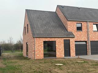 Deze charmante landelijke nieuwbouwwoning is gelegen vlakbij het centrum van Maldegem. <br />De tuin is oostelijk georiënteerd en kijkt op de nieuw aangelegde groenzone. <br />De woning geniet van een optimale woningindeling met op het gelijkvloers een inpandige garage, een inkomhal met gastentoilet en een lichtrijke leefruimte met open keuken. <br />Op de eerste verdieping bevinden zich 3 slaapkamers, een dressing en een badkamer met bad + inloopdouche. De praktische zolder is toegankelijk met een uitschuifbare zoldertrap. Deze woning is ondertussen in volle opbouw, de afwerking kan door u zelf of door ons gebeuren. Standaard zijn sowieso energiezuinige technieken inbegrepen: er is geluidswerende beglazing, een warmtepomp, ventilatie D en vloerverwarming op beide verdiepingen voorzien. <br /><br />Zie jij jezelf hier wonen? We begeleiden je graag op weg naar je nieuwe (t)huis. Contacteer ons 0470 50 50 50 of info@futurimmo.be.