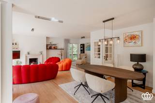 Appartement d'angle rénové clé en main de 190 m² dans le domaine d'Eikendael Situé au deuxième étage de la résidence Oxford, dans le parc privé...