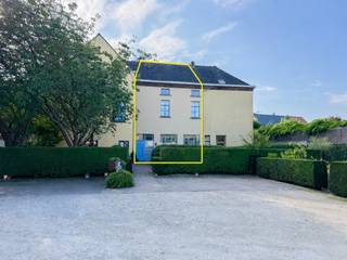 KARAKTERVOLLE WONING met AUTHENTIEKE CHARME, ROYALE LEEFRUIMTES en RUSTIGE LIGGING in het landelijke Mater. In het hart van de VLAAMSE ARDENNEN bevindt zich deze MET ZORG GEÏNTEGREERDE WONING in een VOORMALIG KLOOSTERCOMPLEX waar AUTHENTIEKE ELEMENTEN en RUIME VOLUMES perfect samengaan. Achteraan geniet u van een ZONNIG TERRAS, omgeven door de prachtig aangelegde, GEMEENSCHAPPELIJKE KLOOSTERTUIN. Gelegen in een VERKEERSLUW WOONERF, met een eigen GARAGE en EIGEN PARKEERPLAATS in de kloostertuin, vormt deze woning een ideale combinatie van KARAKTER, RUIMTE, COMFORT en een UNIEKE LIGGING nabij Oudenaarde. De inkomhal met gastentoilet (met mogelijkheid tot plaatsen van lift) leidt naar een uitzonderlijk ruime en lichtrijke leefruimte van 80 m², aansluitend op de volledig ingerichte keuken met praktische berging en was voorziening. Op de 1e verdieping bevinden zich een ruime slaapkamer met dressing, extra bergkamer en comfortabele badkamer uitgerust met douche, ligbad en dubbele wastafel. De 2de verdieping telt nog 2 volwaardige slaapkamers en een extra bergkamer. Daarnaast beschikt de woning over een kelder met bijkomende bergruimte.<br /><br />Adres: Kloosterweg 3 te Mater (Oudenaarde)<br /><br />EPC: 249kWh/m2; G-score en P-score C; Geen renovatieverplichting van toepassing; Bestuursmaatregelen in het maatregelenregister: Neen; Beschikbaar bij akte
