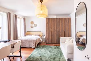 Deze verzorgde studentenwoning is ideaal gelegen op wandelafstand van verschillende faculteiten in Leuven, in het hart van een bruisende studentenstad. Het pand omvat acht studentenkamers en werd doorheen de jaren goed onderhouden en vernieuwd, waardoor het zich vandaag in verzorgde staat bevindt. Alle kamers werden recent nog volledig opnieuw bemeubeld.<br /><br />Op het gelijkvloers bevinden zich drie studentenkamers, elk voorzien van een volledig private badkamer (douche, lavabo en toilet). Twee van deze kamers hebben bovendien rechtstreeks toegang tot het achterliggende terras. Op deze verdieping is er eveneens een gemeenschappelijke keuken en woonkamer aanwezig, evenals een apart toilet.<br /><br />Op de tussenverdieping bevindt zich een vierde kamer, eveneens uitgerust met een volledig eigen badkamer. De eerste verdieping telt twee kamers met elk een eigen douche en lavabo.<br /><br />Op de tweede verdieping bevinden zich nog twee kamers met een mezzanine en een eigen douche en lavabo. Voor deze kamers is er een gemeenschappelijk toilet op de gang.<br /><br />Daarnaast beschikt het pand ook over een kelder, wat extra praktische bergruimte biedt.<br /><br />Dankzij de uitstekende ligging in Leuven, de vernieuwde staat, praktische indeling en de aanwezigheid van een conformiteitsattest vormt dit pand een bijzonder interessante investering met een aantrekkelijk rendement in een stabiele studentenverhuurmarkt.<br /><br />Contacteer ons voor meer informatie of een bezoek ter plaatse.