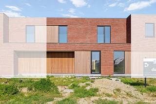 Binnen de ring van Roeselare, op het grondgebied van Hooglede, bevindt zich deze moderne halfopen woning met plat dak (lot 88). De woning beschikt over een lichtrijke leefruimte, een kwalitatief ingerichte open keuken en een ruime garage ernaast die doorloopt naar de aansluitende wasplaats die meteen ook weer toegang biedt tot de tuin. Er zijn 2 aparte toiletten. Eén op elke verdieping. Boven bevinden zich 4 slaapkamers, een badkamer met douche én bad en een aparte berging. De woning werd reeds opgebouwd en wordt door Dumobil verder afgewerkt volgens de wensen van de koper en volledig instapklaar opgeleverd. Voorzien van alle nodige vloerbekleding, met aangelegde tuin voorzien van een afsluiting, terras en gazon en een aangelegde voortuin met oprit en pad naar de voordeur.<br /><br />Door de combinatie van het warmtenet en zonnepanelen verwarm je duurzaam met vloerverwarming en de nieuwste technieken. Met een E-peil onder de 20 geniet je van heel wat voordelen en als bewoner van dit futureproof woonproject beschik je daarbij over alle faciliteiten van het e-mobipunt. Er is een vlotte verbinding met de ring rond Roeselare en het centrum van Roeselare.<br /><br />Deze all-inprijs excl. kosten omvat een volledig afgewerkte, instapklare woning met álle voorzieningen en omgevingswerken inbegrepen. De totale kostprijs inclusief wettelijke kosten waaronder registratierechten, btw, notariskosten en aansluitingskosten kan je eenvoudig bekijken op onze <u><strong>website</strong></u>: <u><strong>www.dumobil.be/nl/woonprojecten/projecten/hooglede-nieuwbouwwoningen</strong></u> En/of contacteer onze bouwadviseur Sam Borrey voor meer info: 0483/21.01.33 | sam@dumobil.be